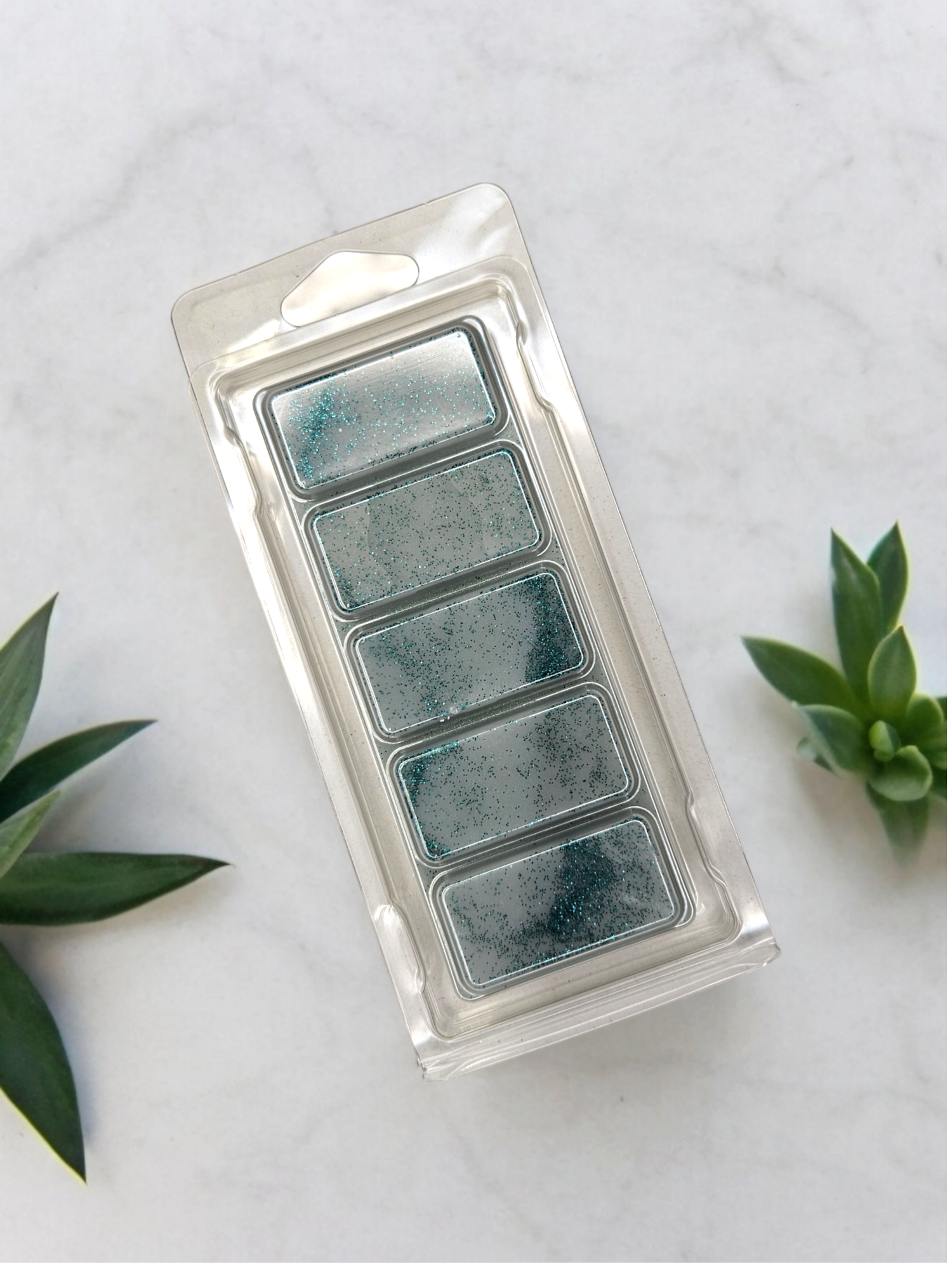 Our Ara wax melt snap bar Is simular in style to the perfume Aura*