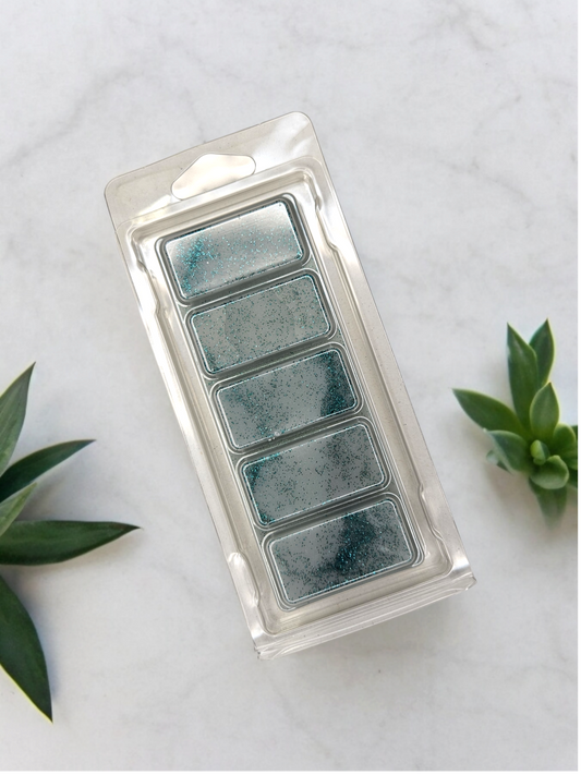 Our Ara wax melt snap bar Is simular in style to the perfume Aura*