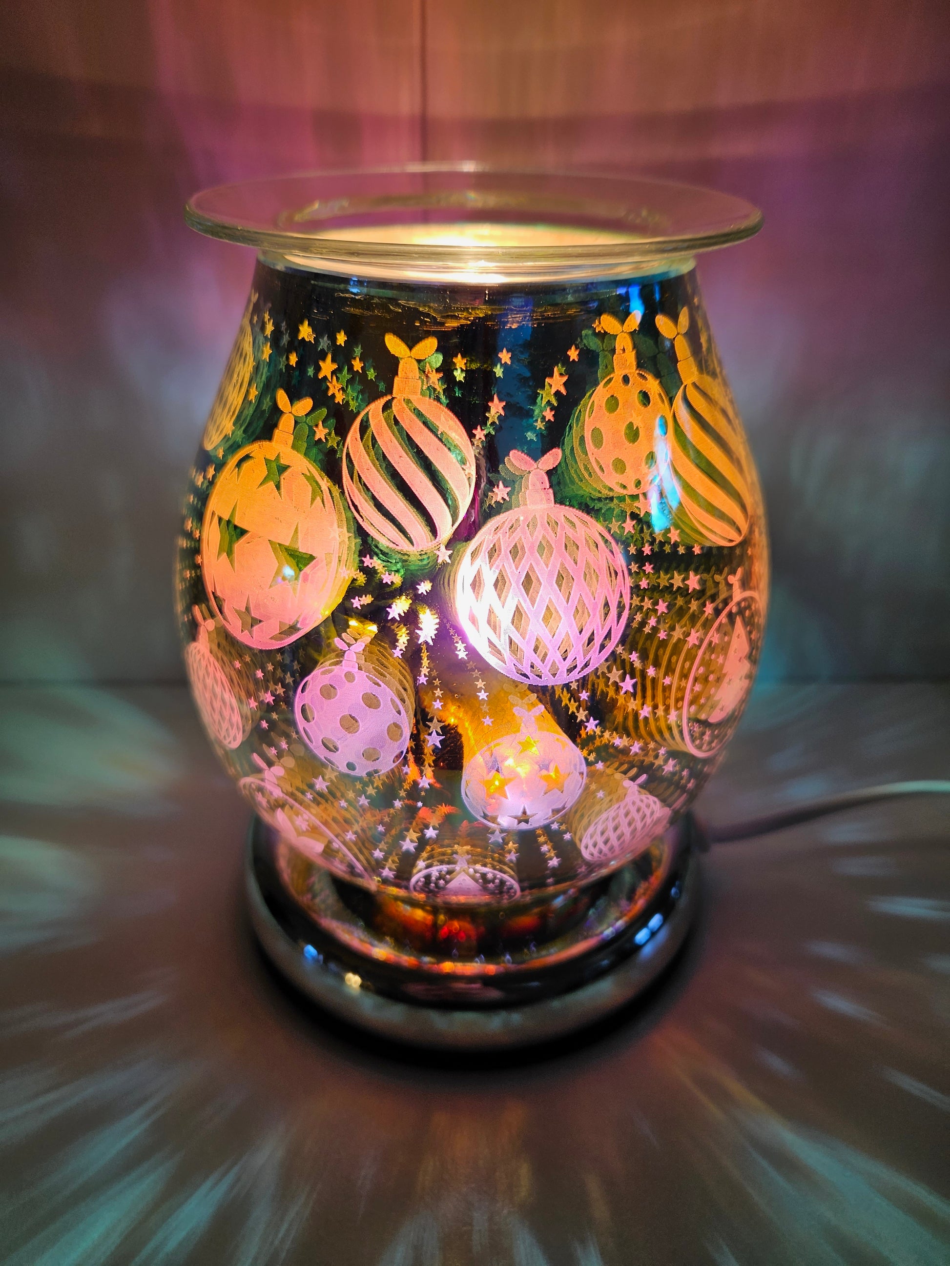 An amazing lamp with the added benefit of being a wax or oil warmer, with a lovely detail of christmas baubles when the light is on