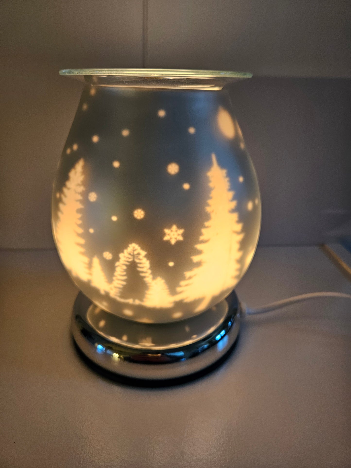 This lovely Christmas Scene lamp wax and oil warmer is stunning and has 3 light settings