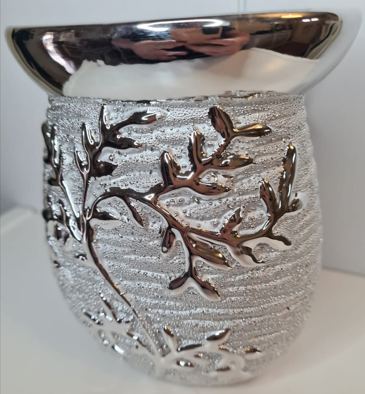 With a tree of life design to the front this wax wamer is stunning